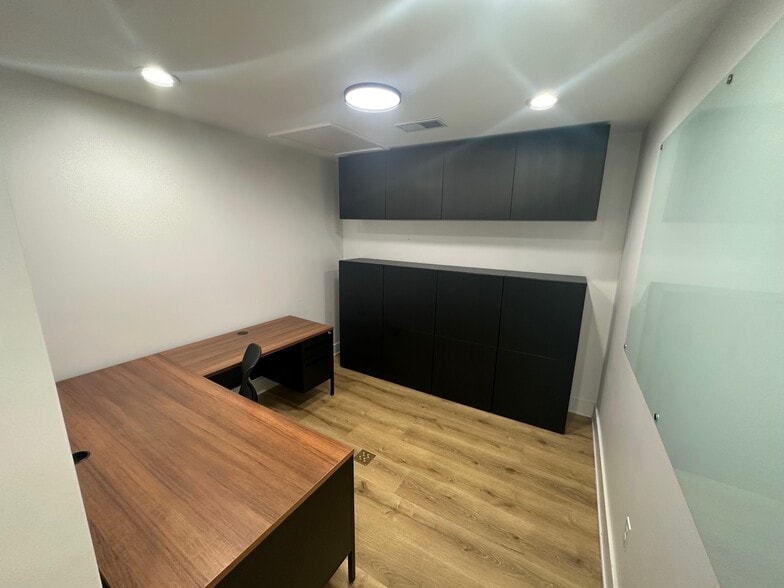 More Photos Of 1053 Oakhaven Rd, Memphis Office Residential For Sale