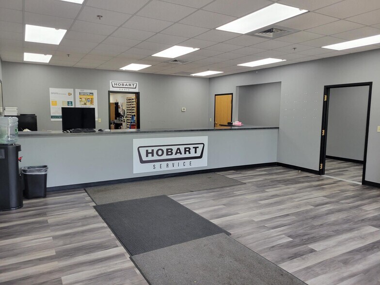 More Photos Of 14 Airport Park Rd, East Granby Light Manufacturing For Lease