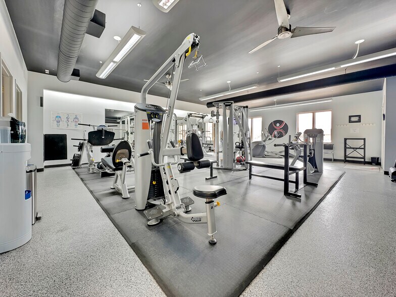 More Photos Of 808 4th St NE, Hampton Office For Sale