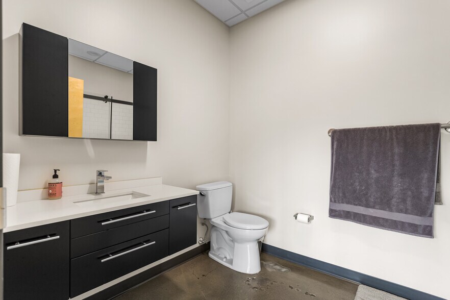 More Photos Of 1217 W 12th St, Kansas City Flex For Lease