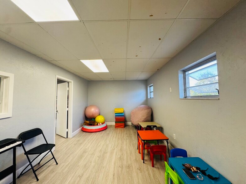 More Photos Of 4509 Bee Ridge Rd, Sarasota Medical For Sale