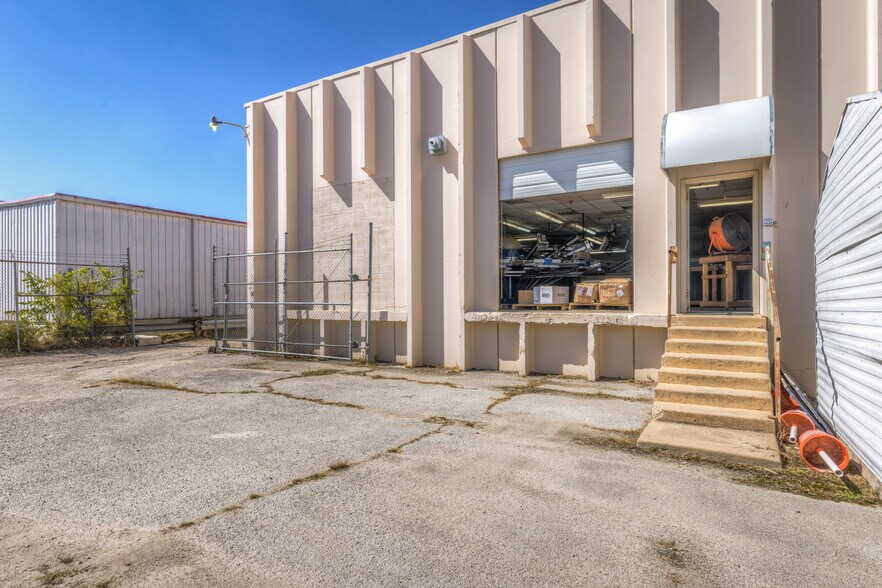 More Photos Of 6580 E Skelly Dr, Tulsa Manufacturing For Sale