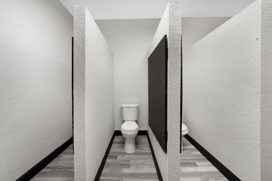 More Photos Of 2099 S Park Rd, Hallandale Manufacturing For Sale