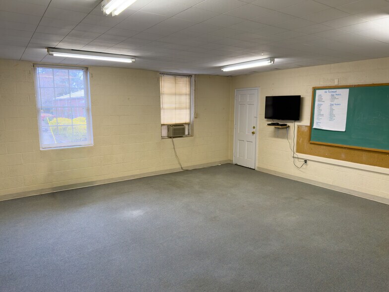 More Photos Of 634 Main St, Forest Park Flex For Sale