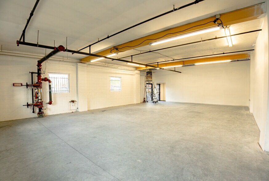 More Photos Of 1591 W Alameda Ave, Denver Showroom For Lease