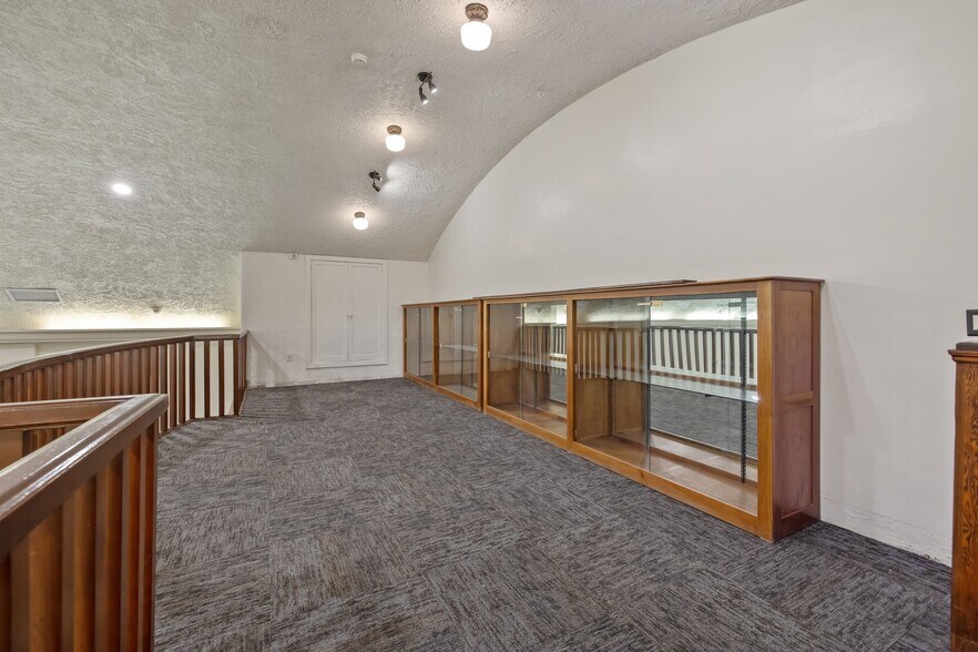 More Photos Of 128 S E St, Exeter Storefront For Sale