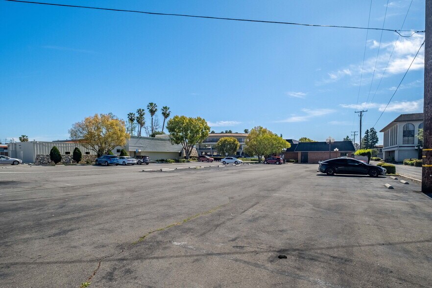 More Photos Of 550 N Golden Circle Dr, Santa Ana Office For Lease