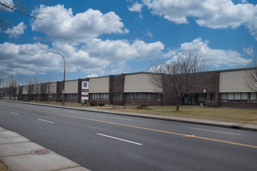More Photos Of 16791-16821 Boul Hymus, Kirkland Warehouse For Lease