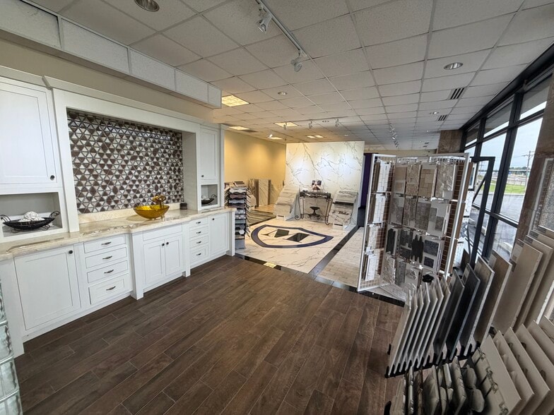 More Photos Of 18525 I-30 Hwy, Benton Showroom For Sale