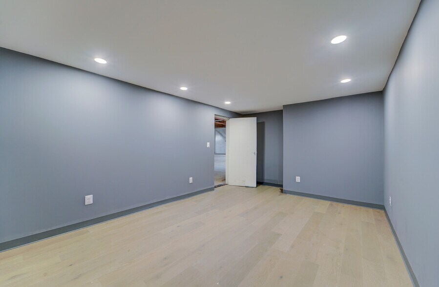 More Photos Of 110 McCauley Dr, Timberville Warehouse For Sale