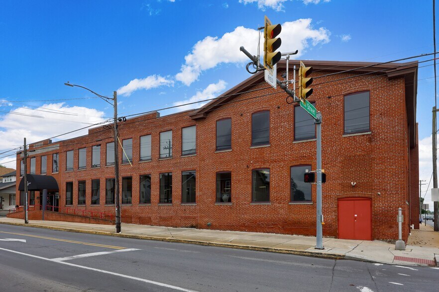 More Photos Of 704 Main St, Akron Flex For Sale