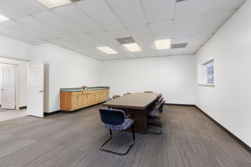 More Photos Of 13568 Oil Field Rd, Conroe Office Residential For Lease