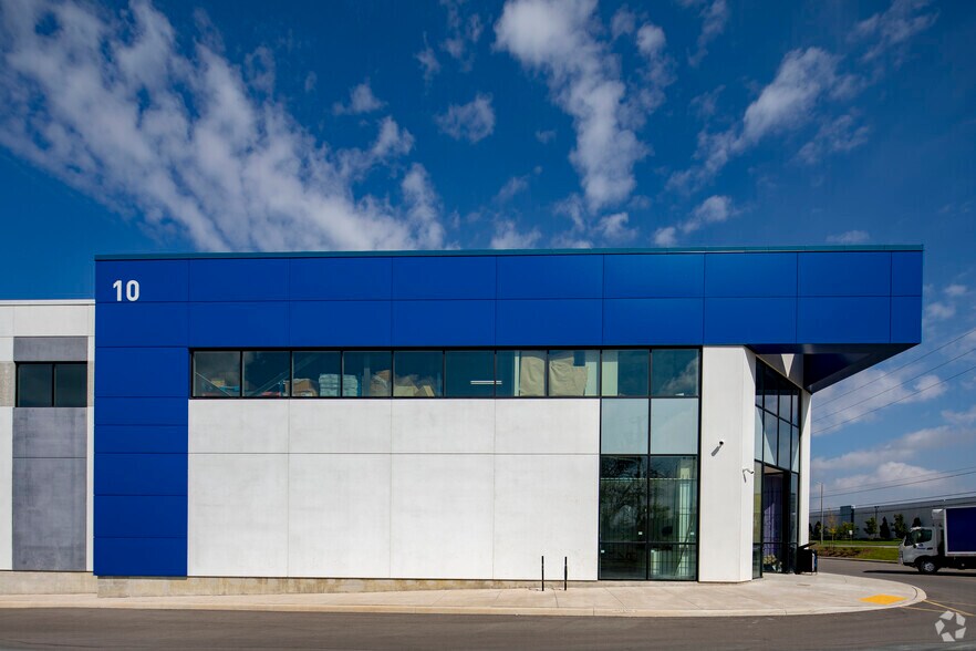 More Photos Of 10 Lightbeam Ter, Brampton Warehouse For Lease