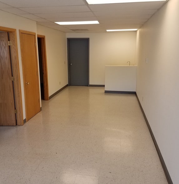 More Photos Of 1019-1023 Des Moines Ave, Loveland Warehouse For Lease