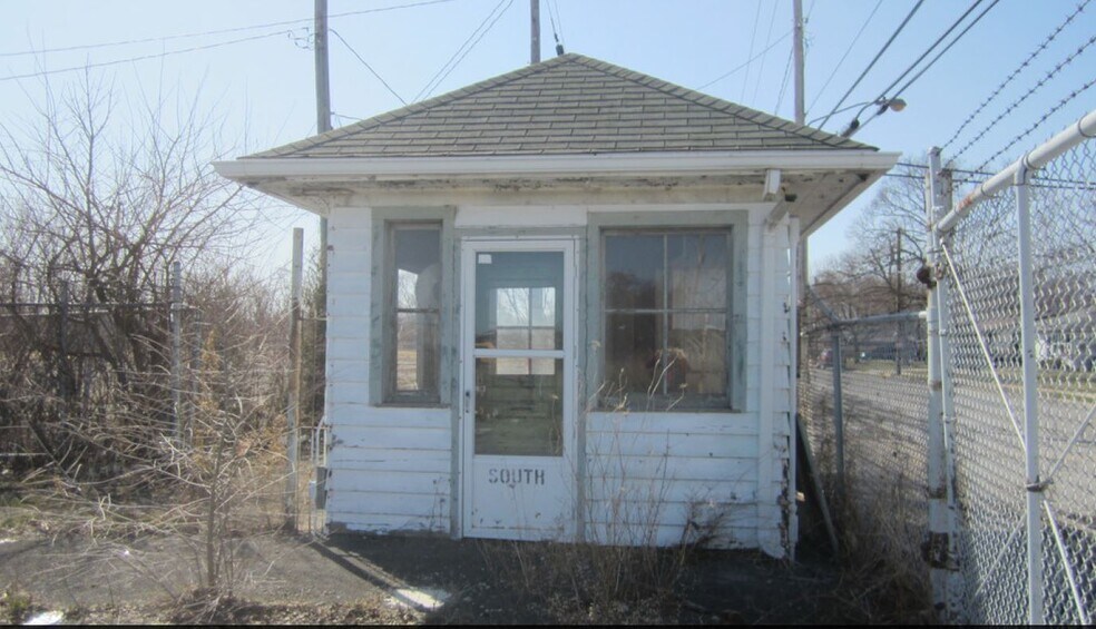 More Photos Of 215 Maple St, Port Clinton Warehouse For Lease