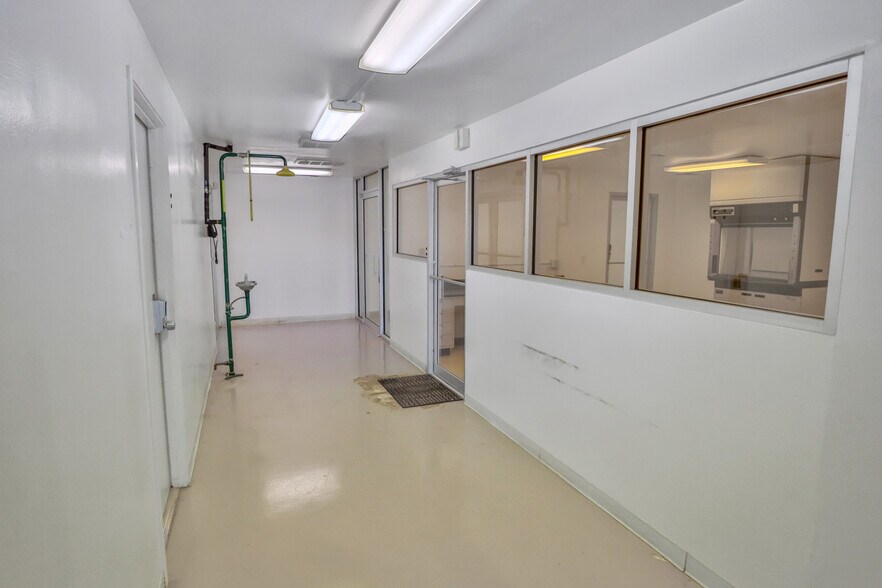 More Photos Of 130 W Rhapsody Dr, San Antonio Light Manufacturing For Lease