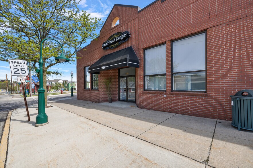 More Photos Of 150 E University Dr, Rochester Storefront Retail Office For Lease