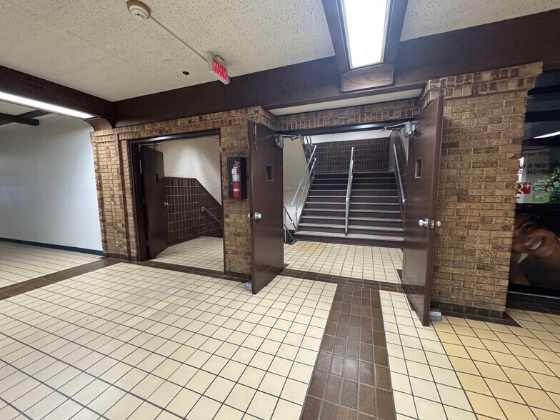 More Photos Of 1941 S 42nd St, Omaha Office For Lease