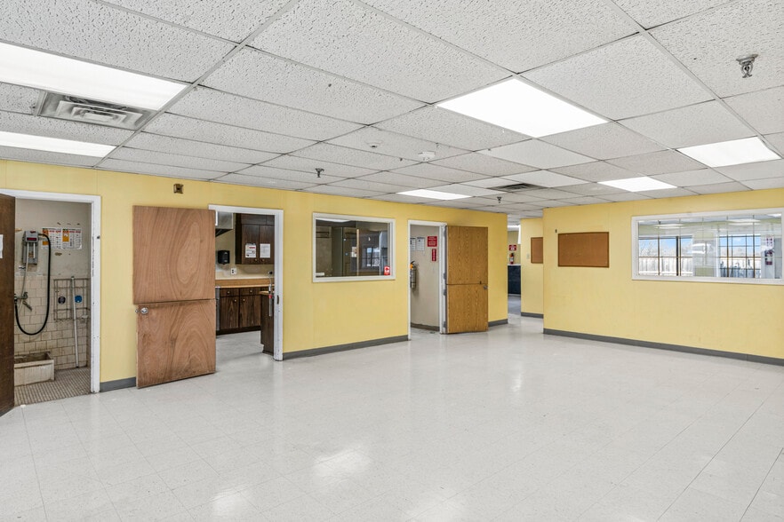 More Photos Of 211 Edds Ln, Sterling Schools For Lease