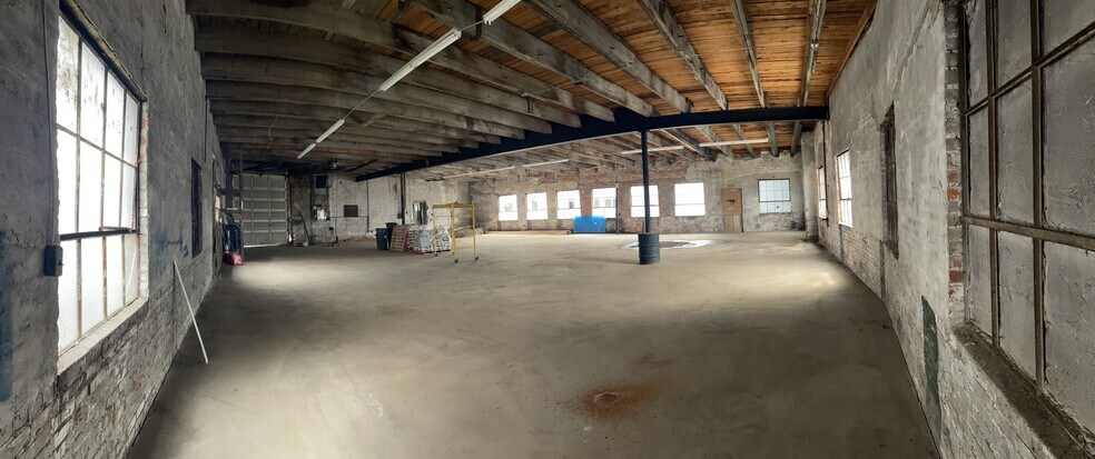 More Photos Of 126 Pleasant St, Gardner Warehouse For Lease