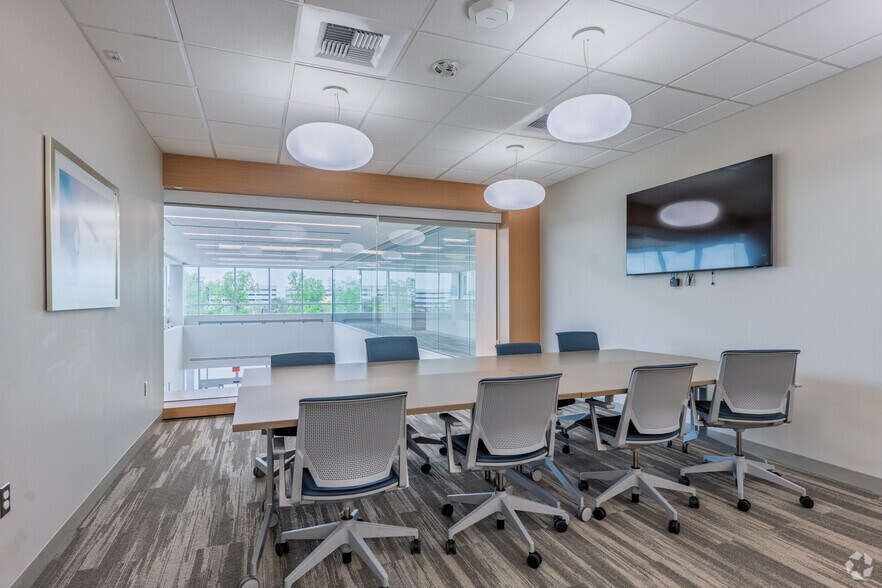 More Photos Of 39000 W Seven Mile Rd, Livonia Medical For Lease