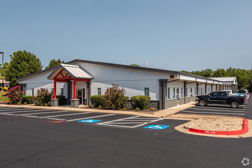 More Photos Of 2701 SE Otis Corley Dr, Bentonville Unknown For Lease