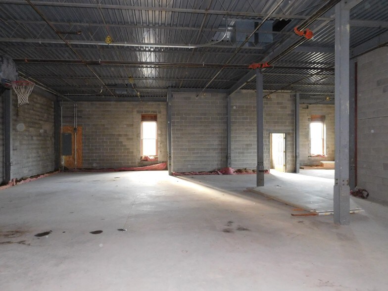 More Photos Of 701 Main St, Dresden Storefront For Lease