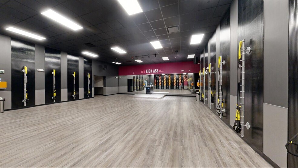 More Photos Of 14450 Mundy Dr, Noblesville Storefront For Sale