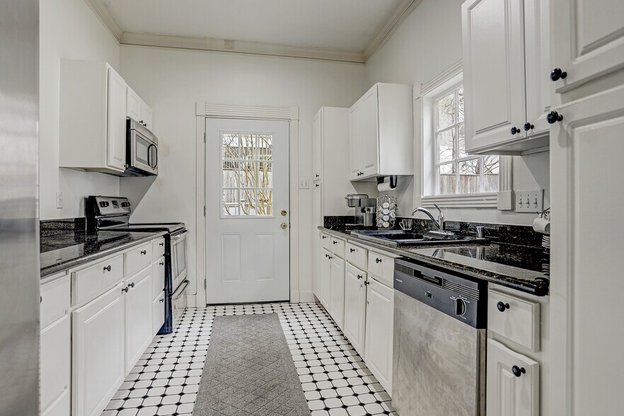 More Photos Of 1401 Castle Ct, Houston Office For Lease