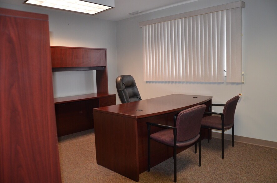 More Photos Of 718 N Bridge St, Yorkville Office For Lease