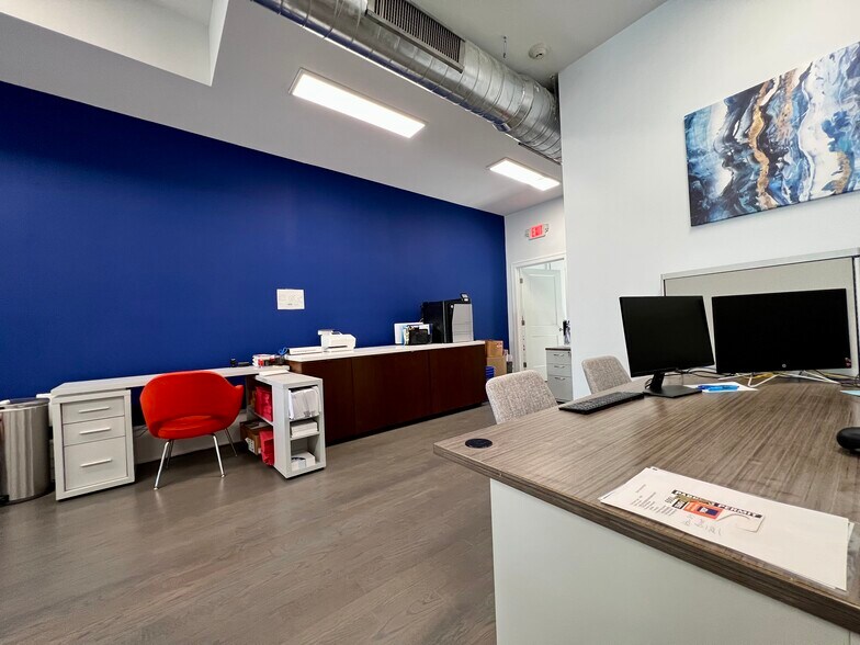 More Photos Of 553 S Spring Rd, Elmhurst Storefront Retail Office For Lease