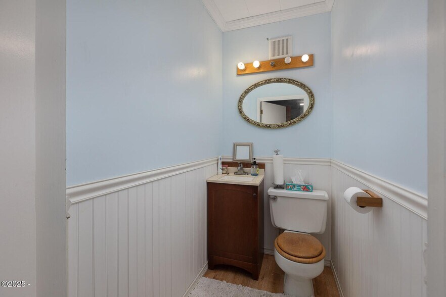 More Photos Of 205 SW Highway 101, Waldport Storefront For Sale