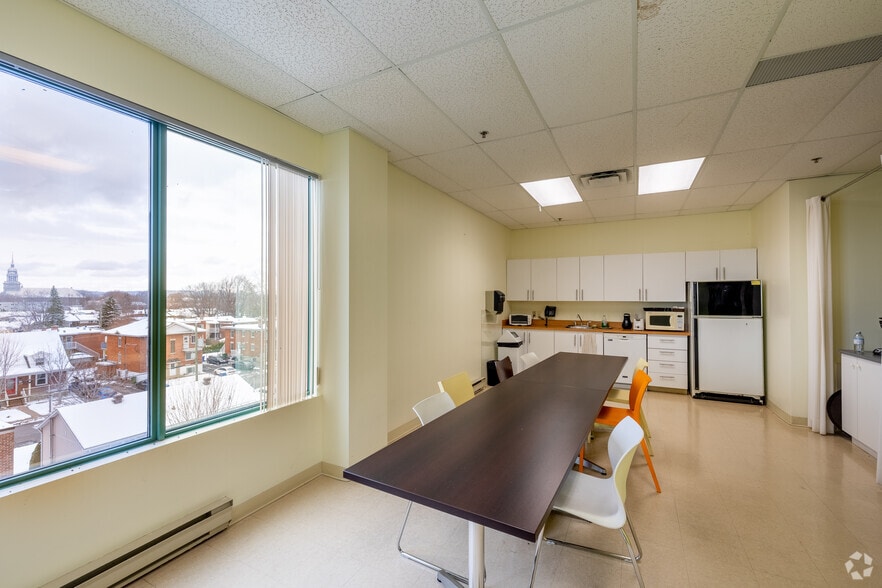 More Photos Of 170 Boul Taschereau, La Prairie Storefront Retail Office For Lease