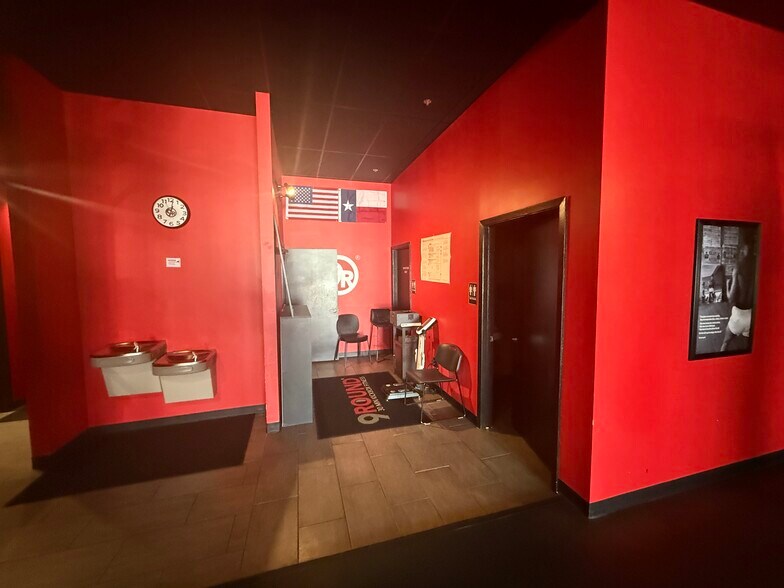 More Photos Of 1928 State Highway 46 W, New Braunfels General Retail For Lease