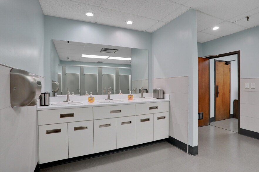 More Photos Of 2145 Dennis St, Jacksonville Warehouse For Lease