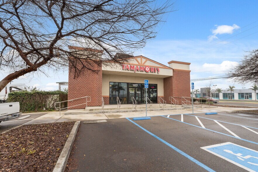 More Photos Of 1377 W El Monte Way, Dinuba Restaurant For Lease