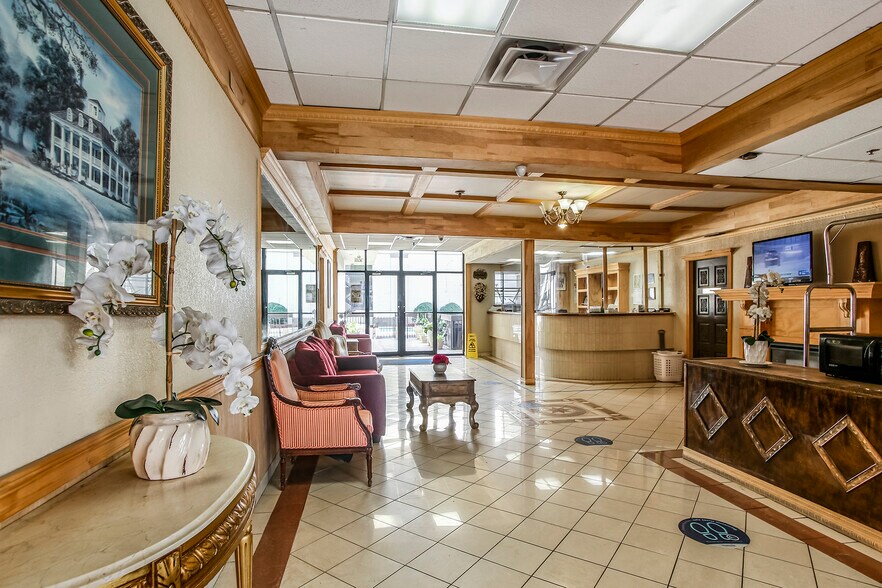 More Photos Of 2200 Westbank Expy, Harvey Hotel For Sale