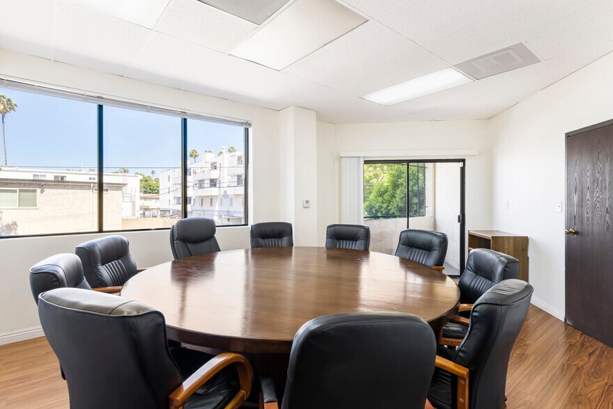 More Photos Of 14553 Delano St, Van Nuys Office For Lease