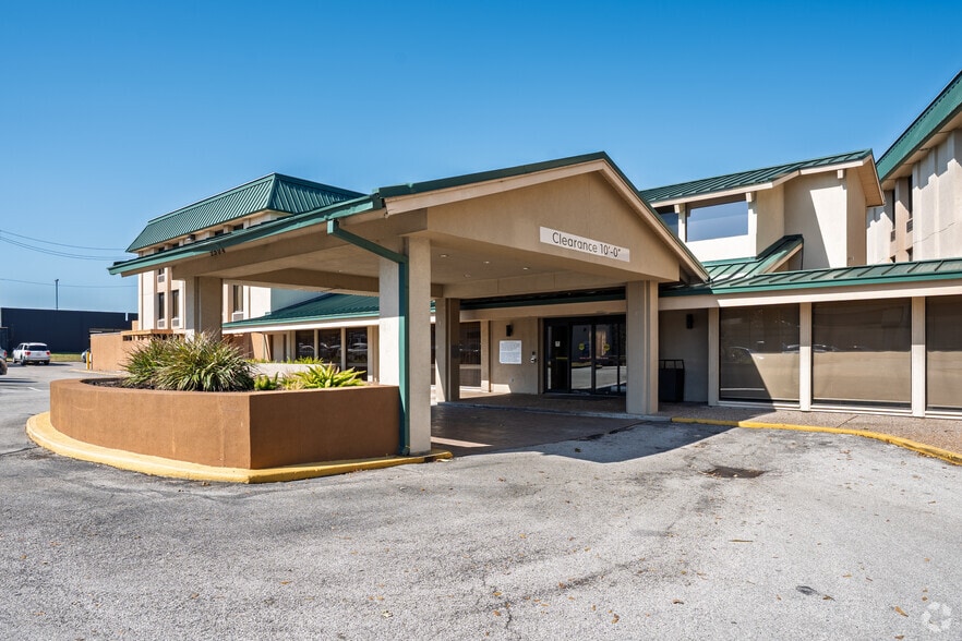 More Photos Of 2504 North Loop W, Houston Hotel For Sale