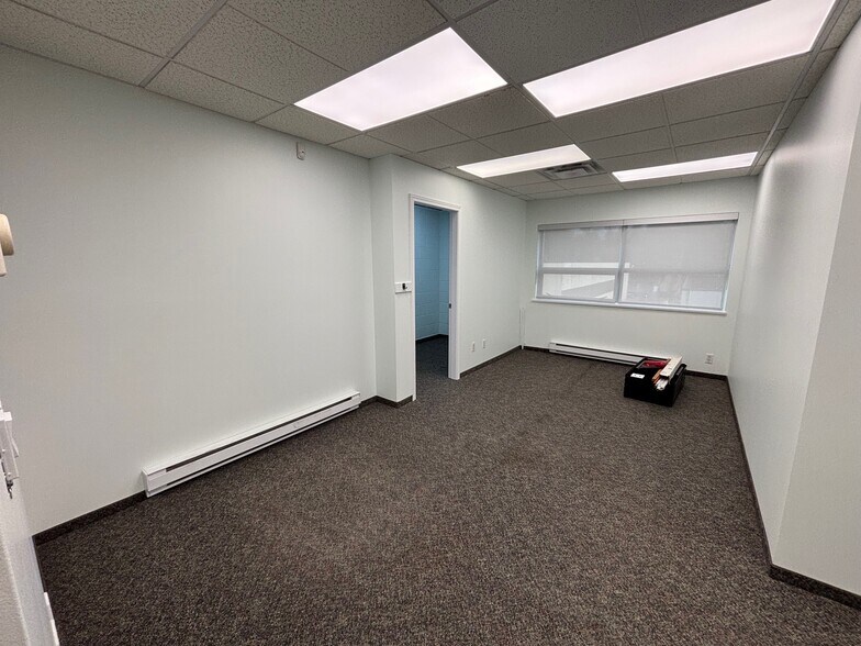 More Photos Of 4125 Mcconnell Dr, Burnaby Warehouse For Lease