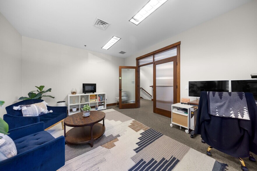 More Photos Of 750 Buckaroo Trl, Sisters Office For Sale
