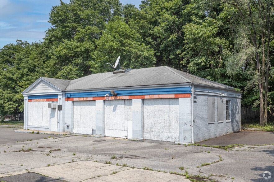 More Photos Of 5055 Northern Blvd, Glen Head Service Station For Sale