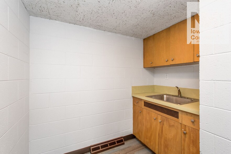 More Photos Of 115 30th Street Dr SE, Cedar Rapids General Retail For Sale