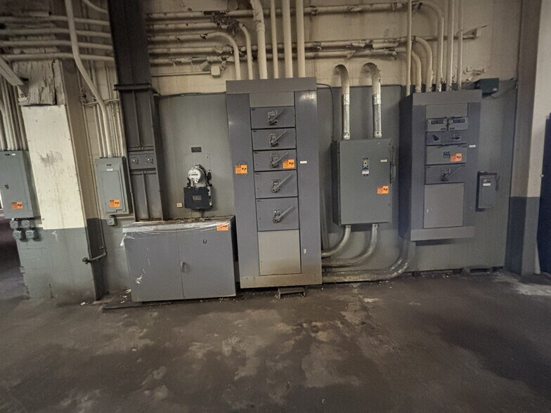 More Photos Of 365 Leo St, Dayton Warehouse For Lease