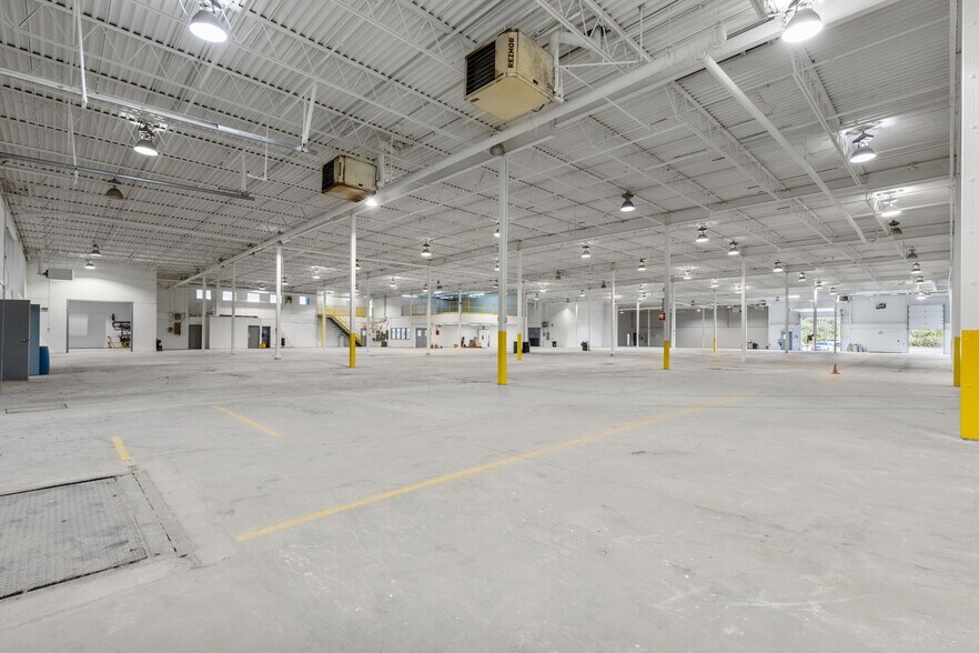 More Photos Of 2300 Rue Cohen, Montréal Warehouse For Sale