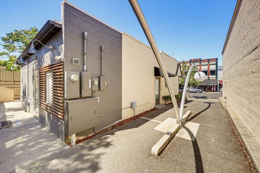 More Photos Of 120 E Main St, Ashland Freestanding For Sale