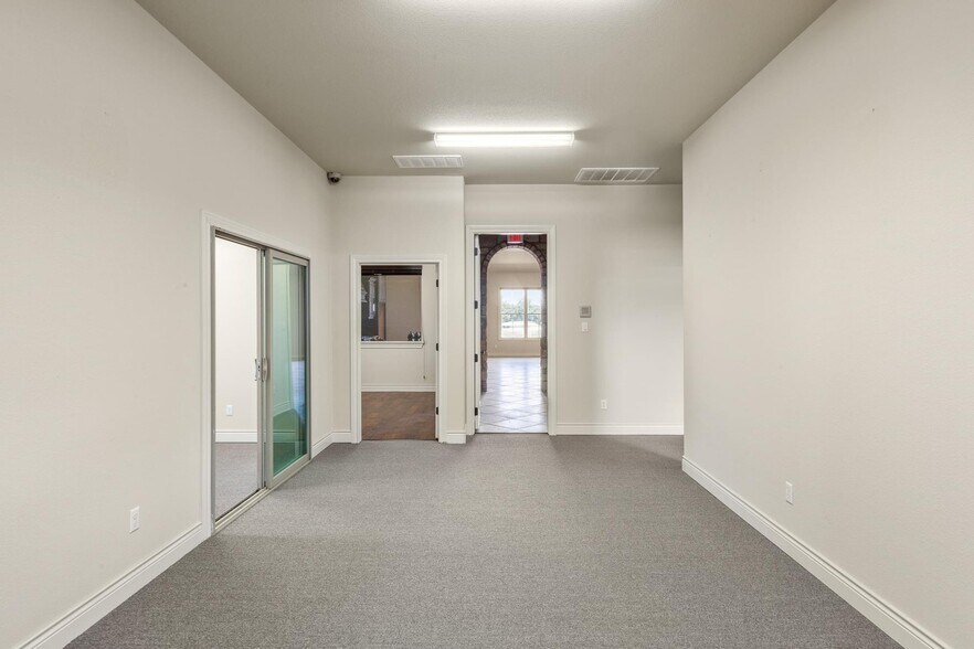 More Photos Of 105 Applewood Dr, Cedar Creek Office For Sale