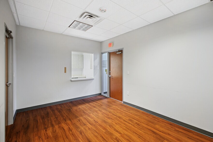More Photos Of 2 Spurs Ln, San Antonio Office For Sale
