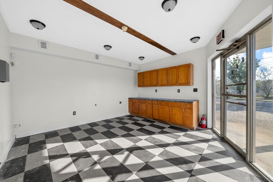 More Photos Of 124 10th St, Clarksville Flex For Sale