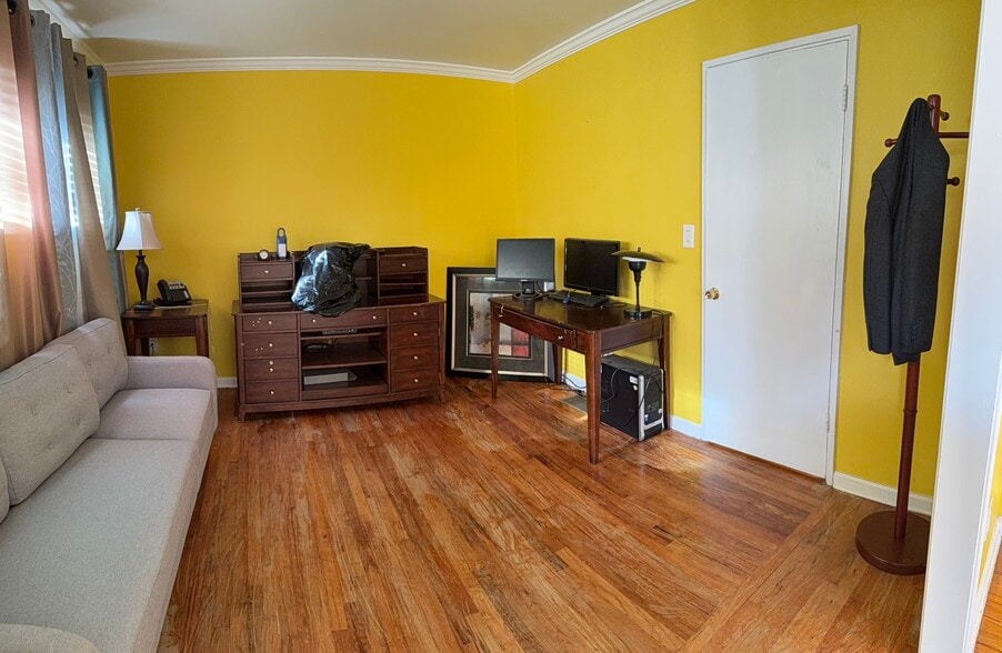More Photos Of 3147 Shallowford Rd, Atlanta Office For Sale